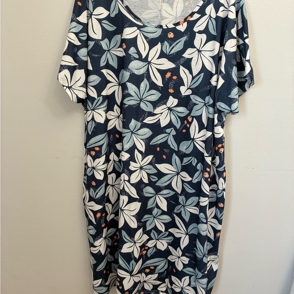 Dresses & Skirts - Navy Floral Shift Dress with White & Light Blue Blooms
